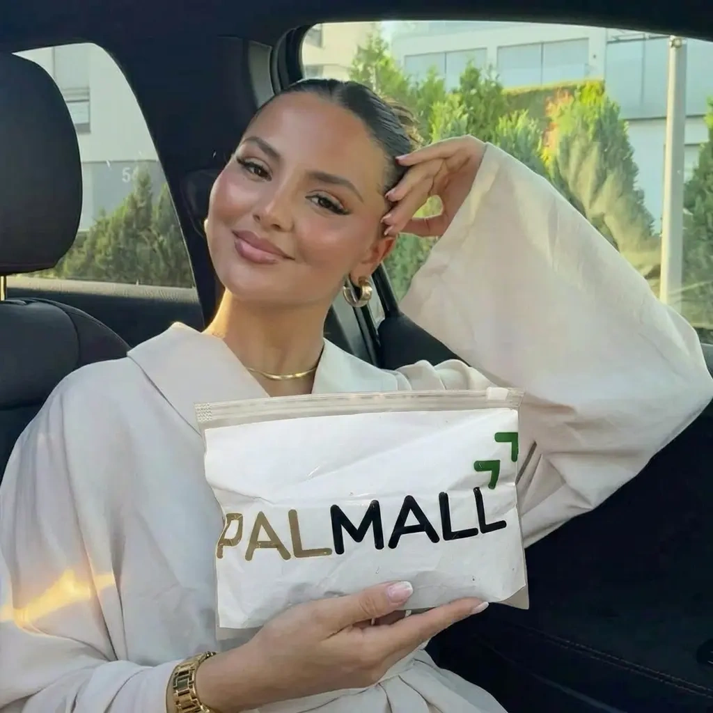Cliente tenant la pochette PALMALL dans une voiture