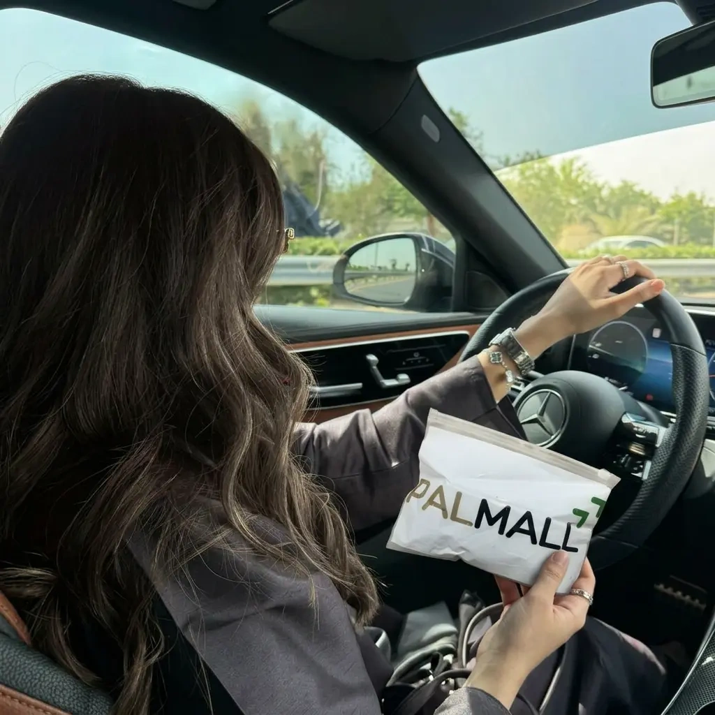 Pochette PALMALL présentée au volant