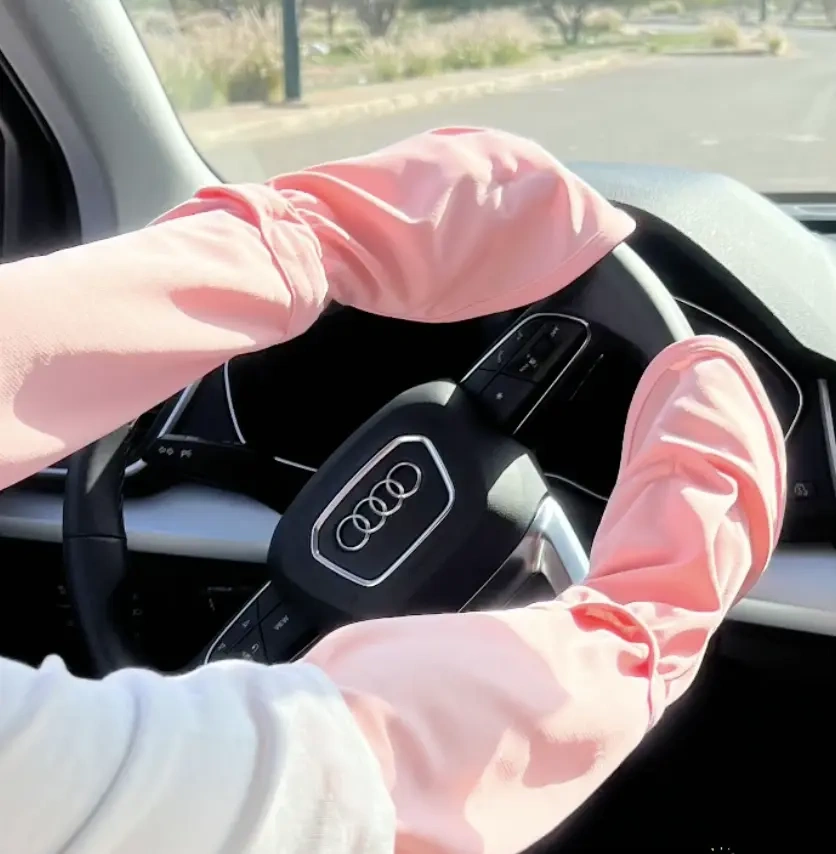 Manches PALMALL roses portées sur un volant Audi