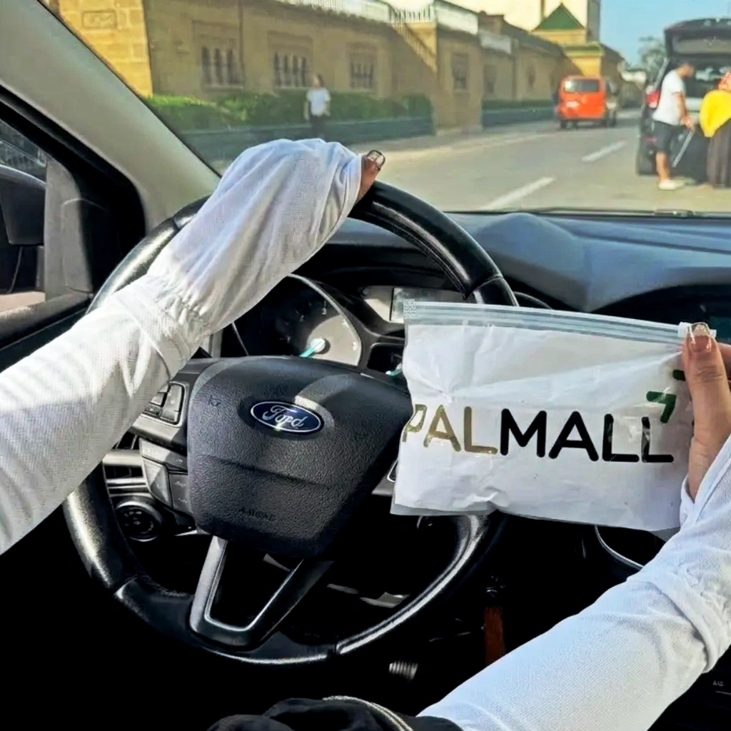 Manches blanches PALMALL et pochette de la marque dans une voiture